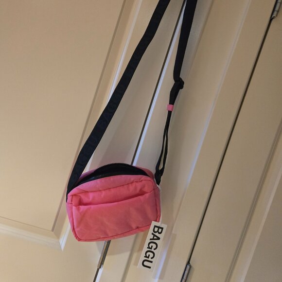 BAGGU Camera Crossbody Adjustable Bag - Azalea Pink - Picture 1 of 5